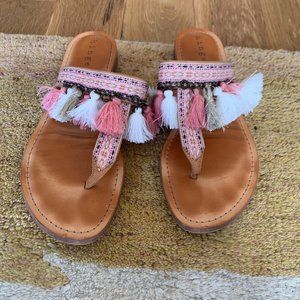Hinge Tassel Fringe Flip Flop
